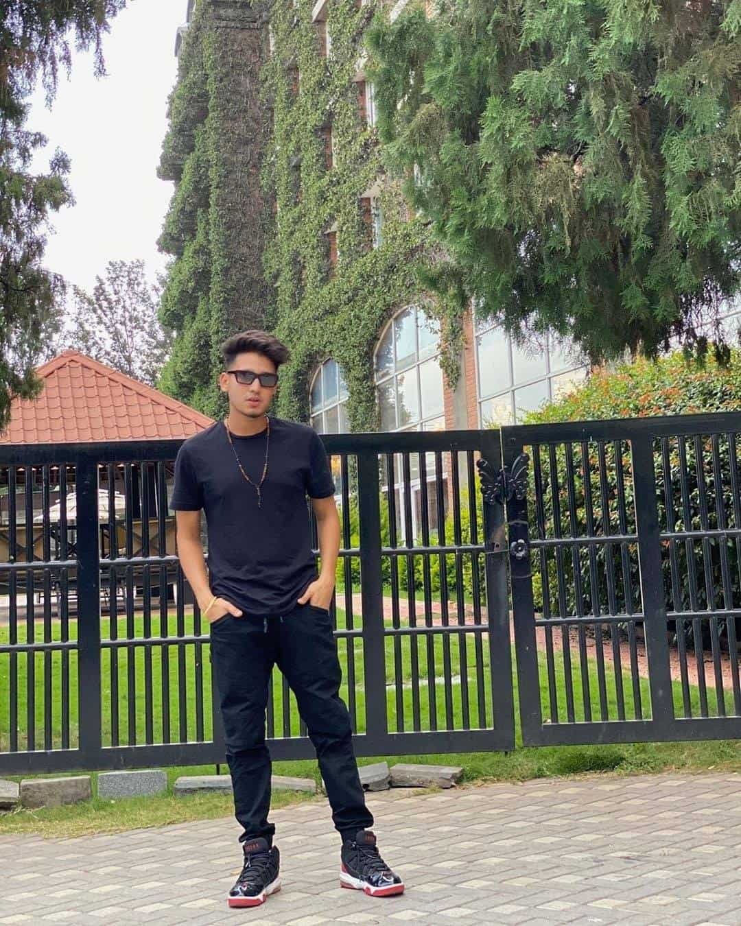 Karan Randhawa Pics