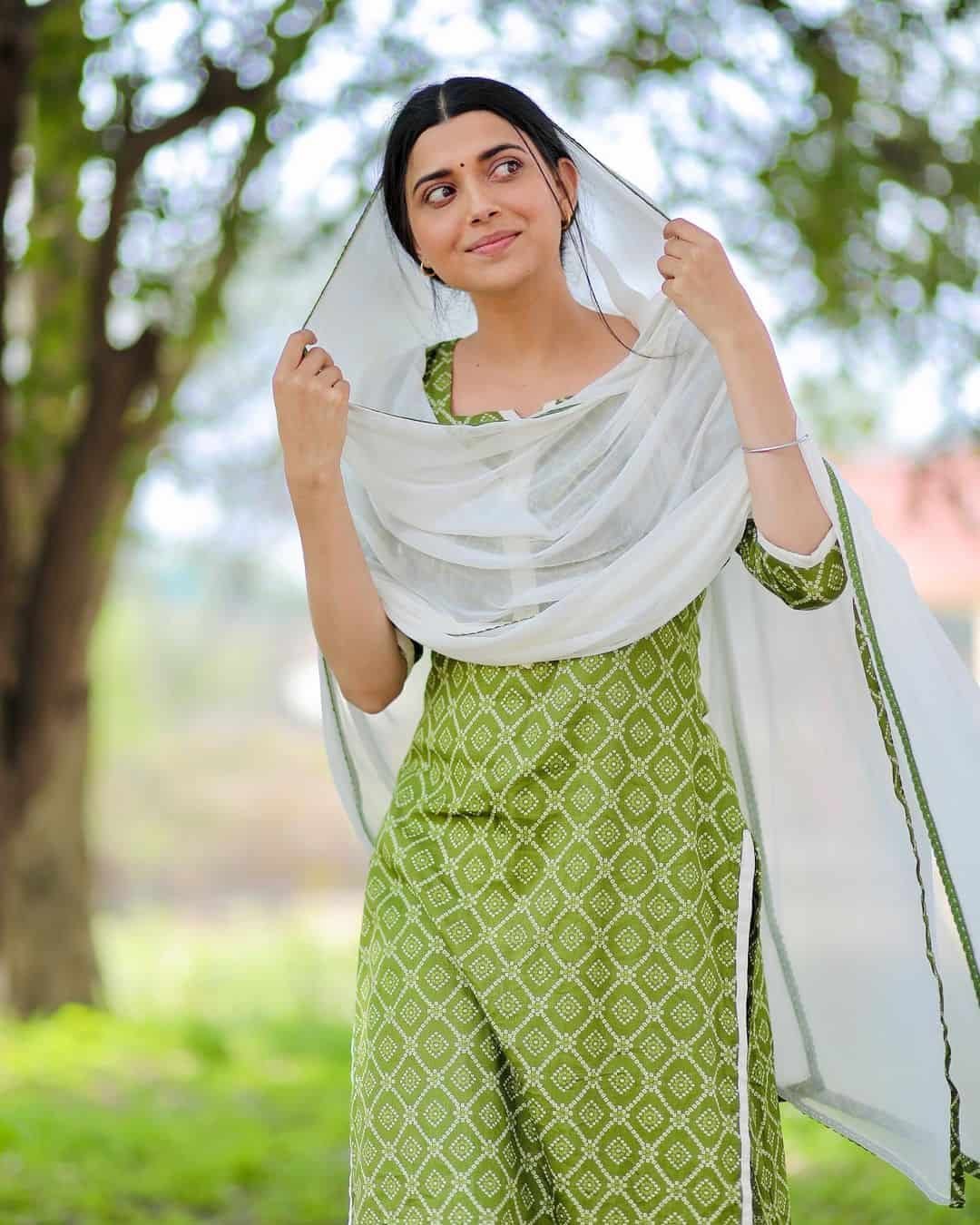 Nimrat Khaira Image