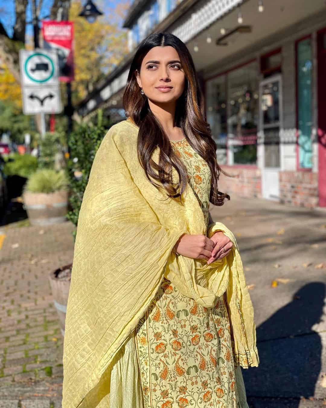 Nimrat Khaira Wallpapers
