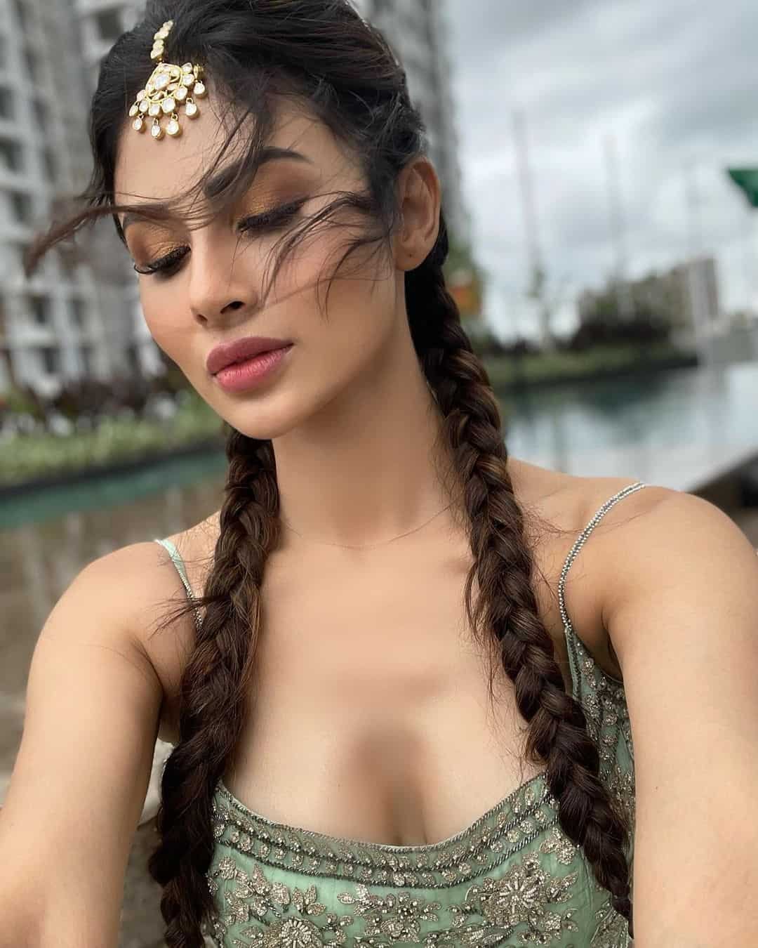 Mouni Roy Photo