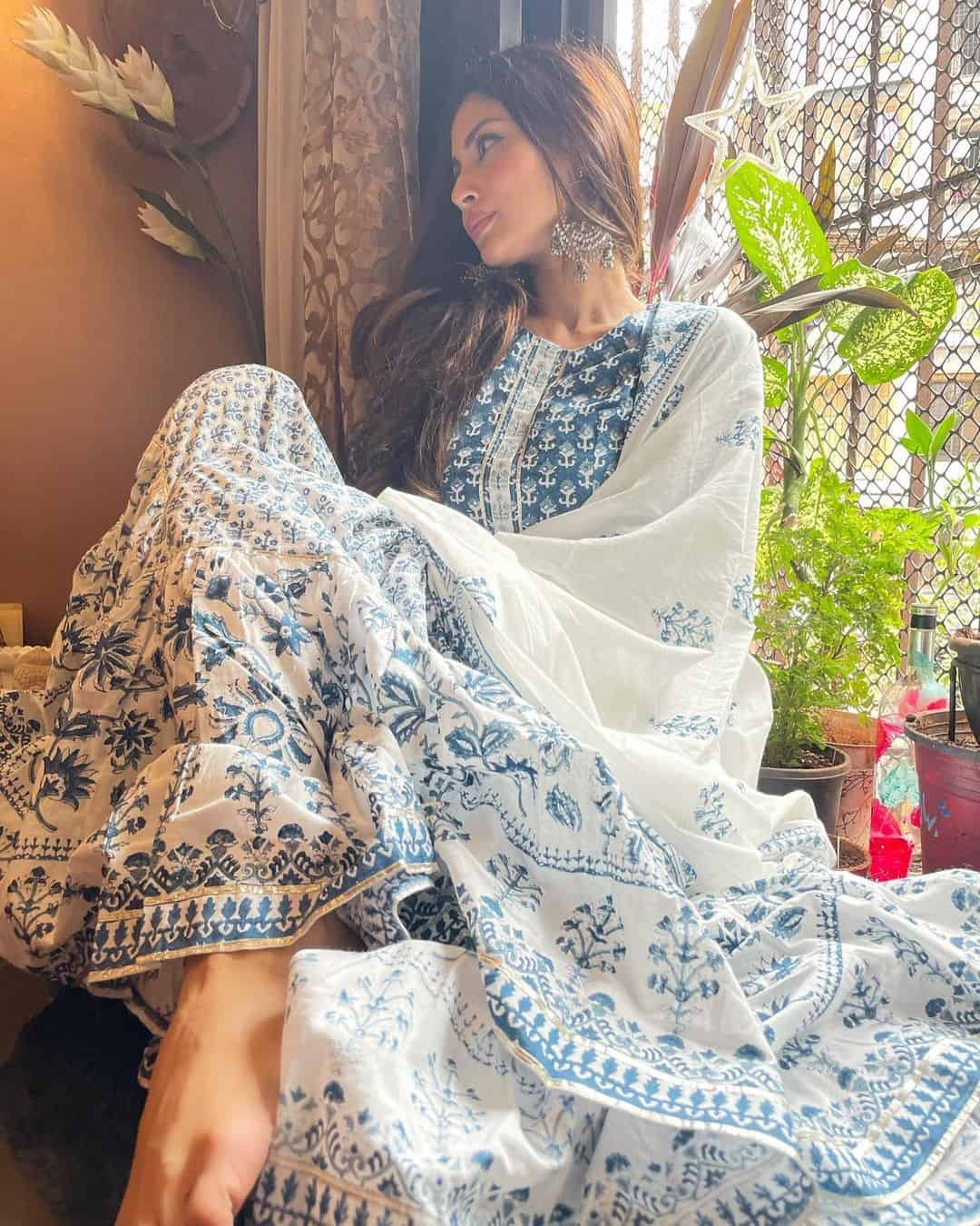 Mouni Roy Photo