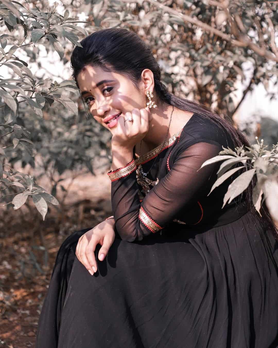 Shivangi Joshi Pic in Suit