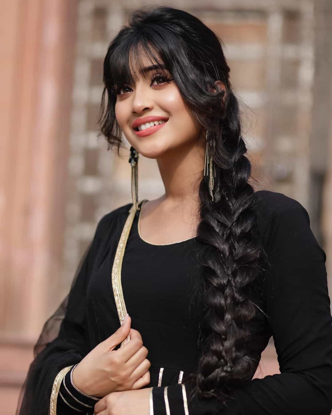 Shivangi Joshi Pic in Suit