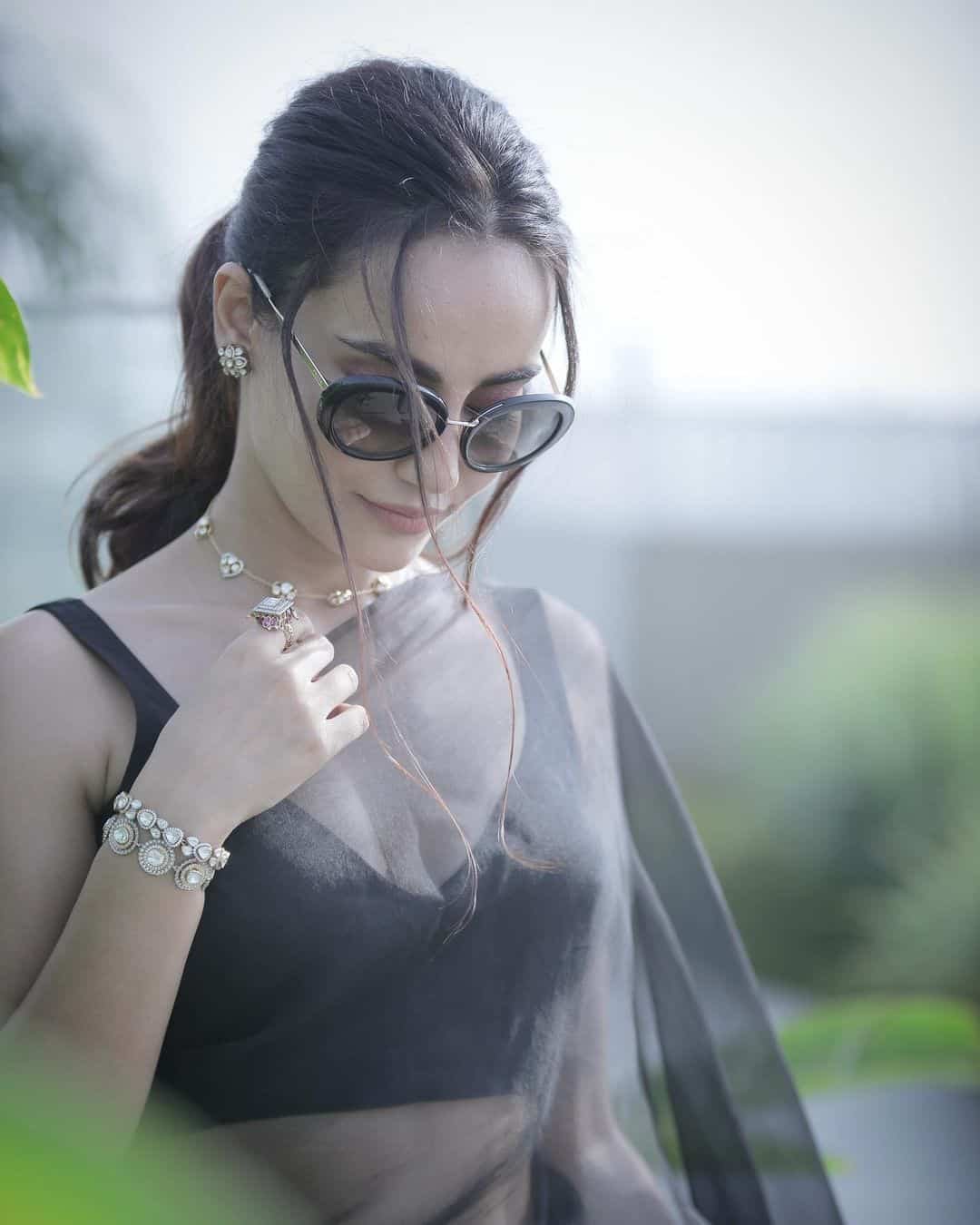 Surbhi Jyoti Wallpaper