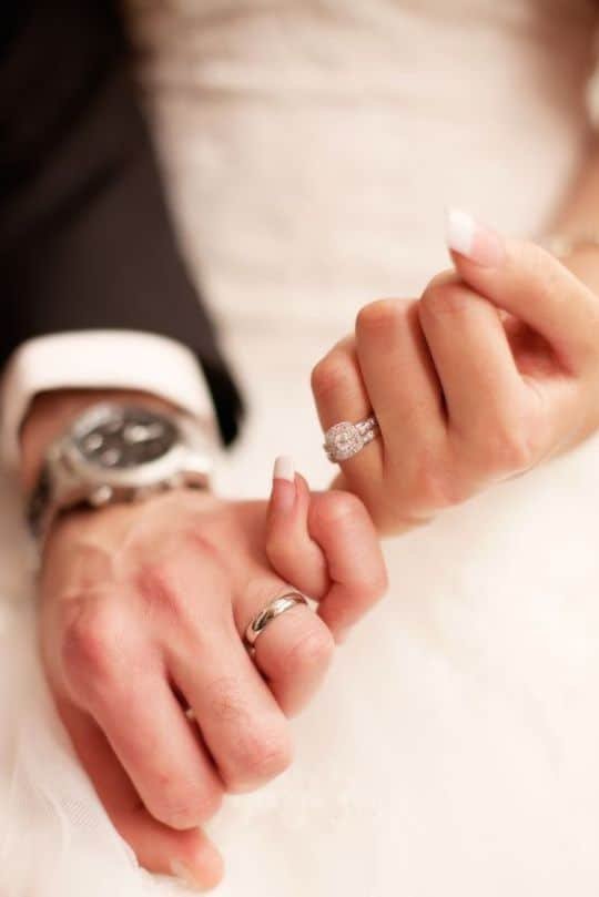 Instagram Couple Hands Pic for DP