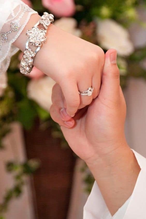 Instagram Couple Hands Pic for DP