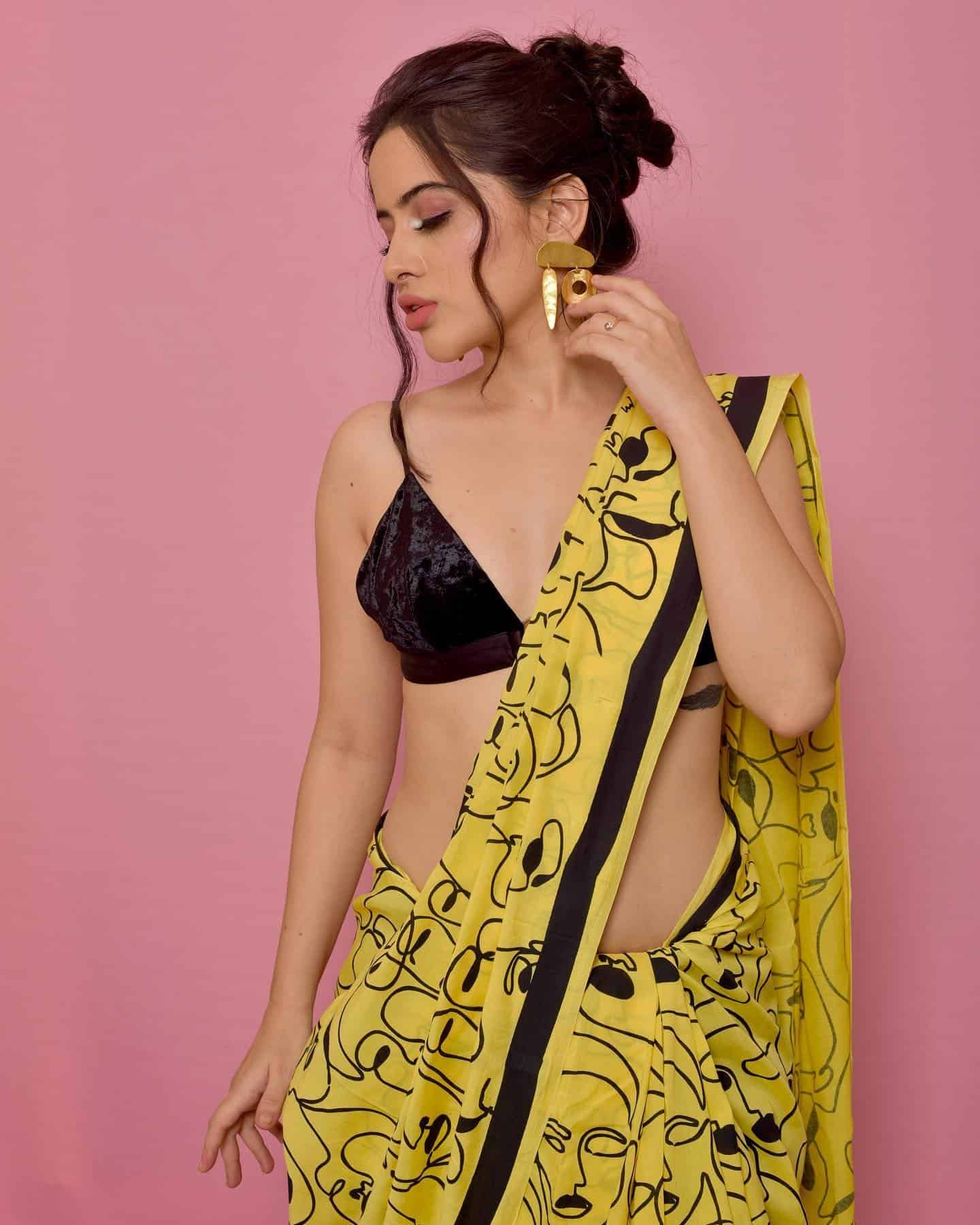 Urfi Javed Pic in Saree