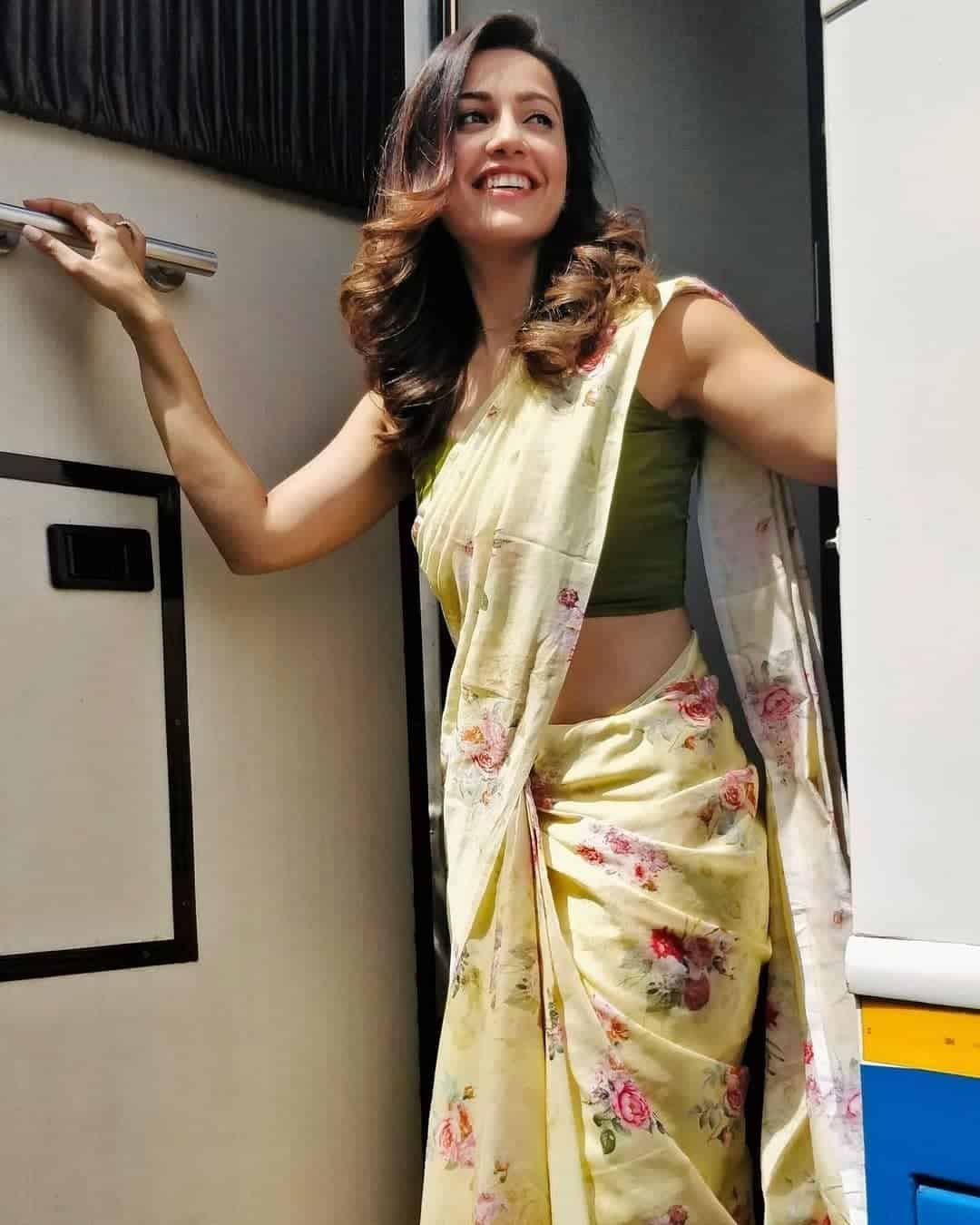 Photo Poses for Girl in Saree