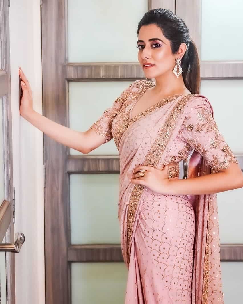 Photo Poses for Girl in Saree