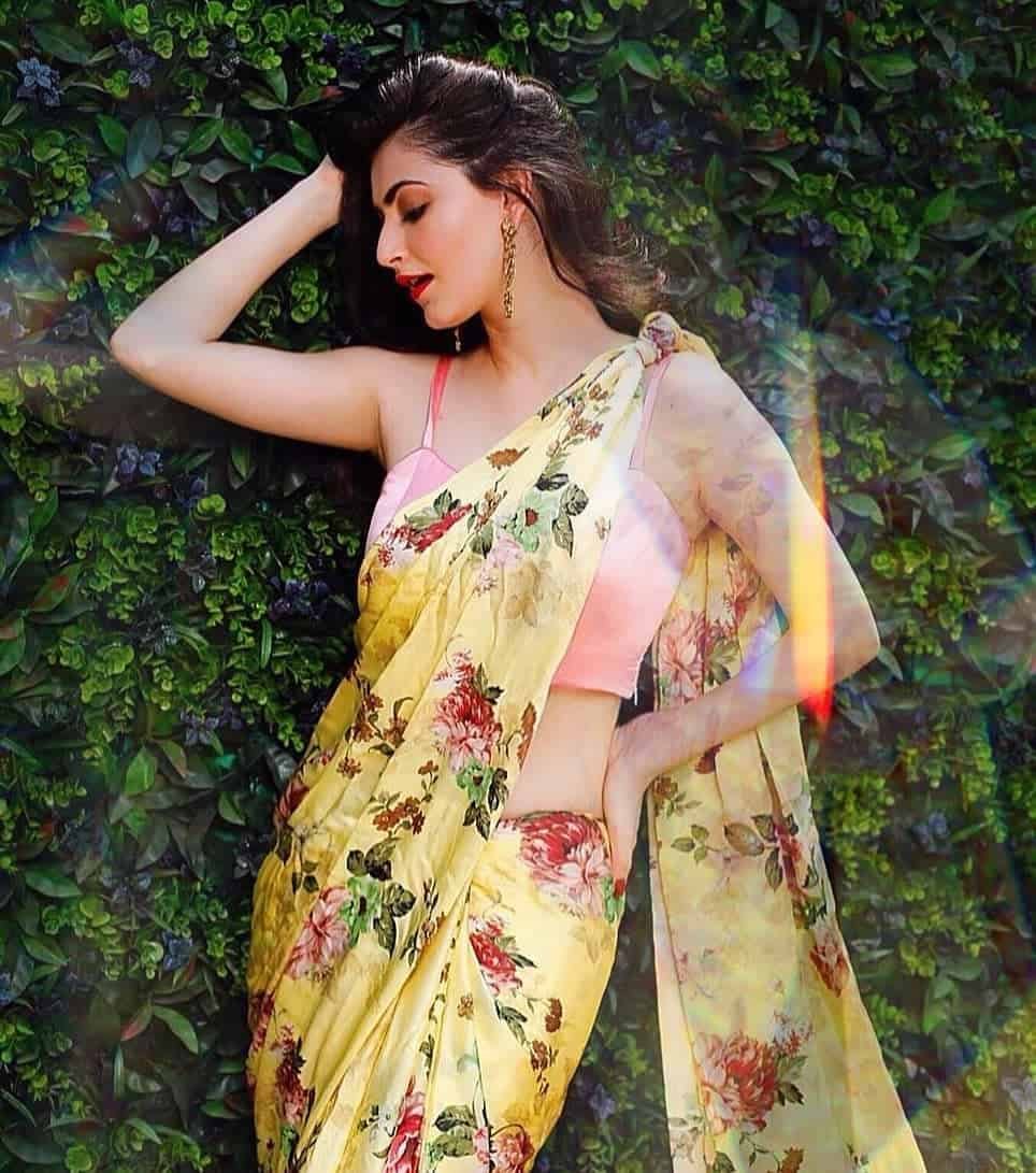 Photo Poses for Girl in Saree