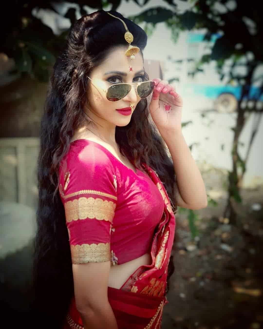 Photo Poses for Girl in Saree
