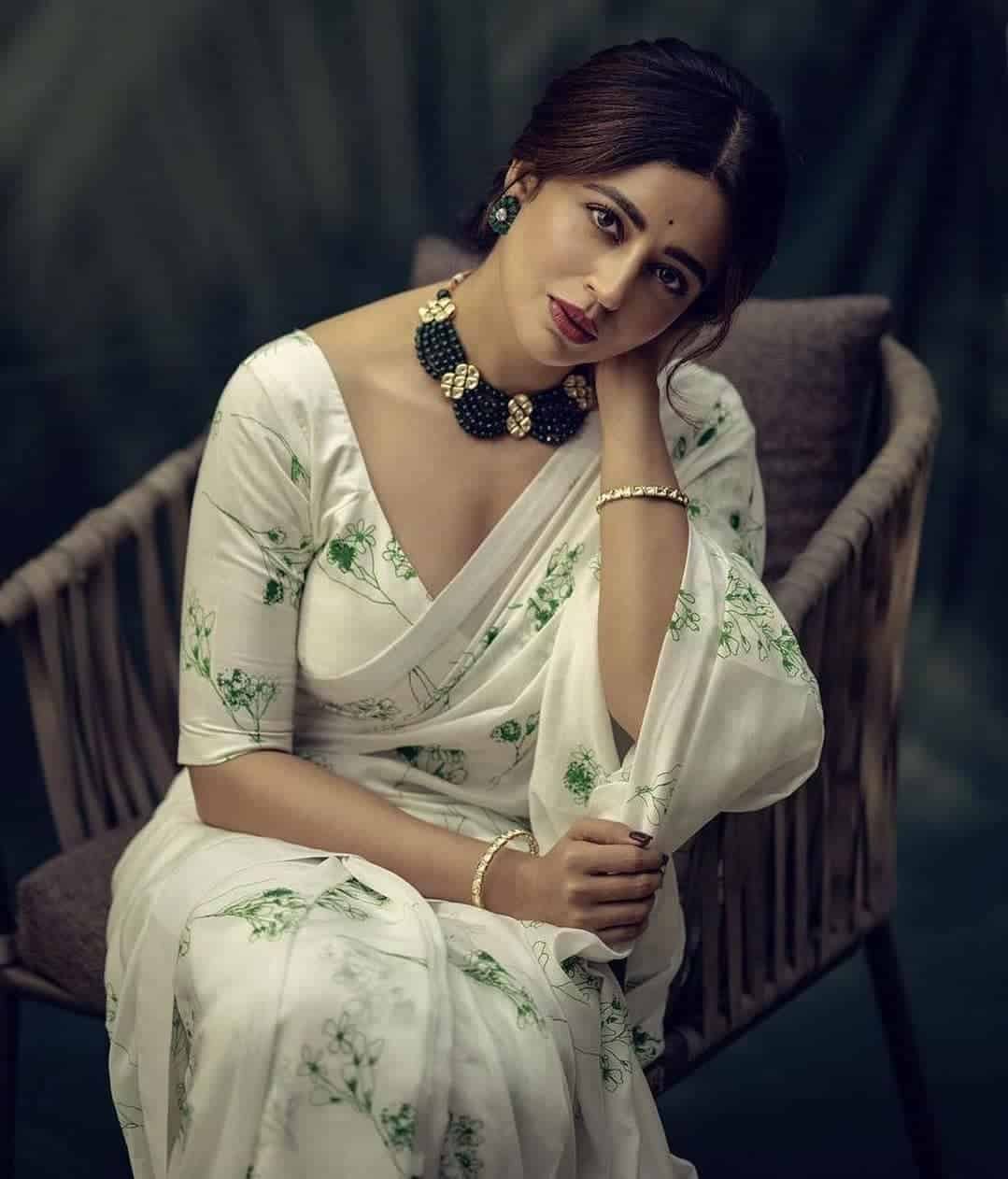 Saree Poses Images