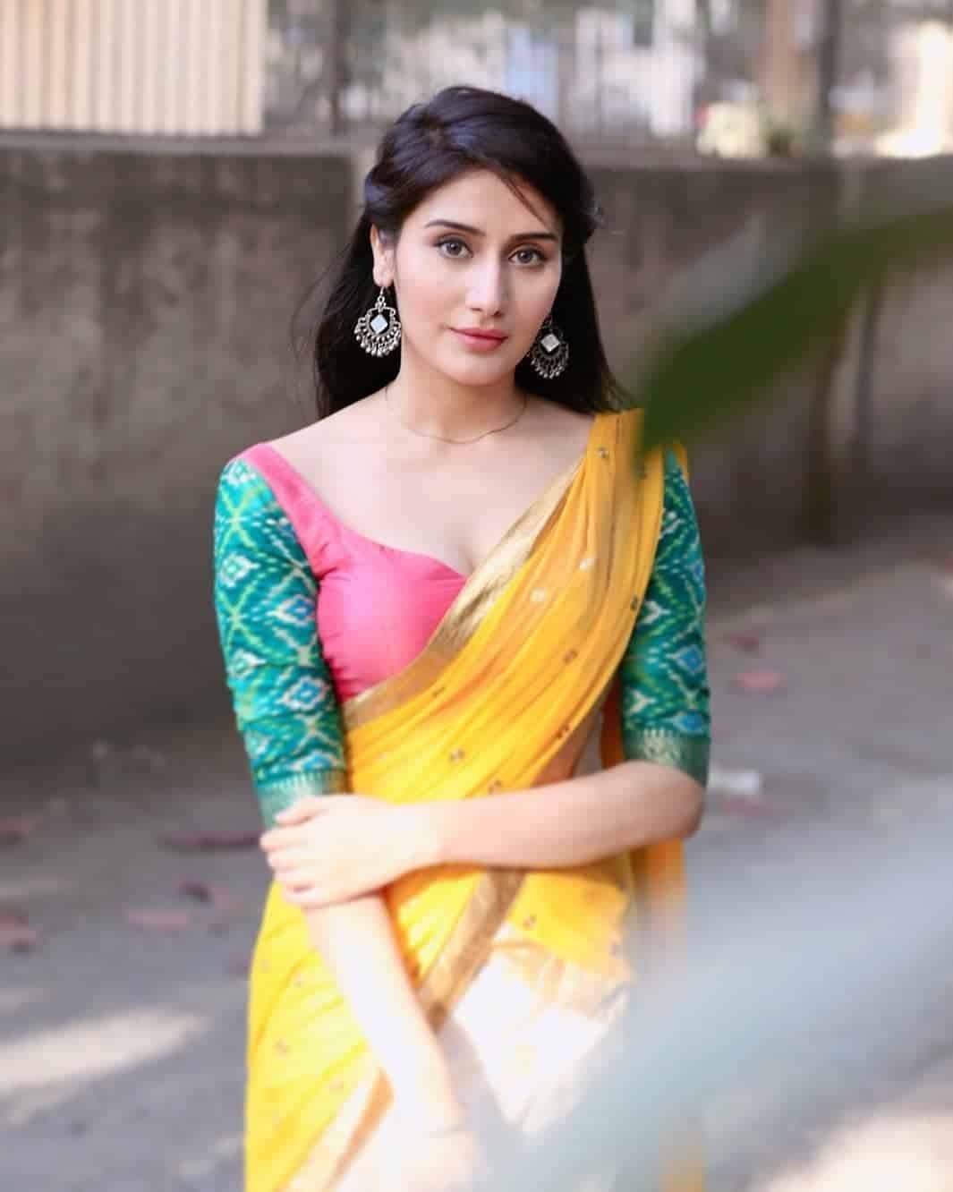 Saree Poses Images
