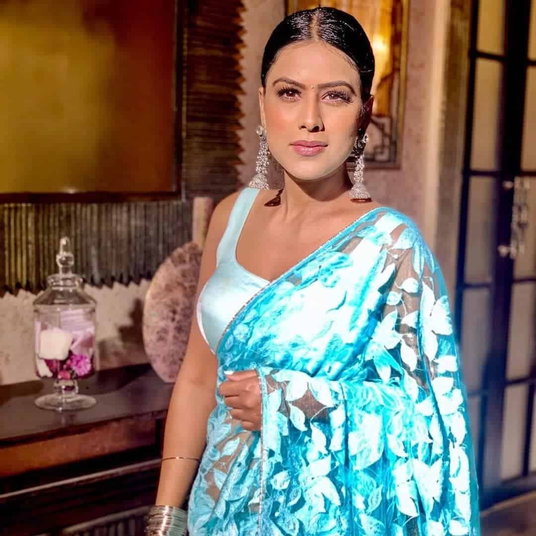 Saree Poses Images