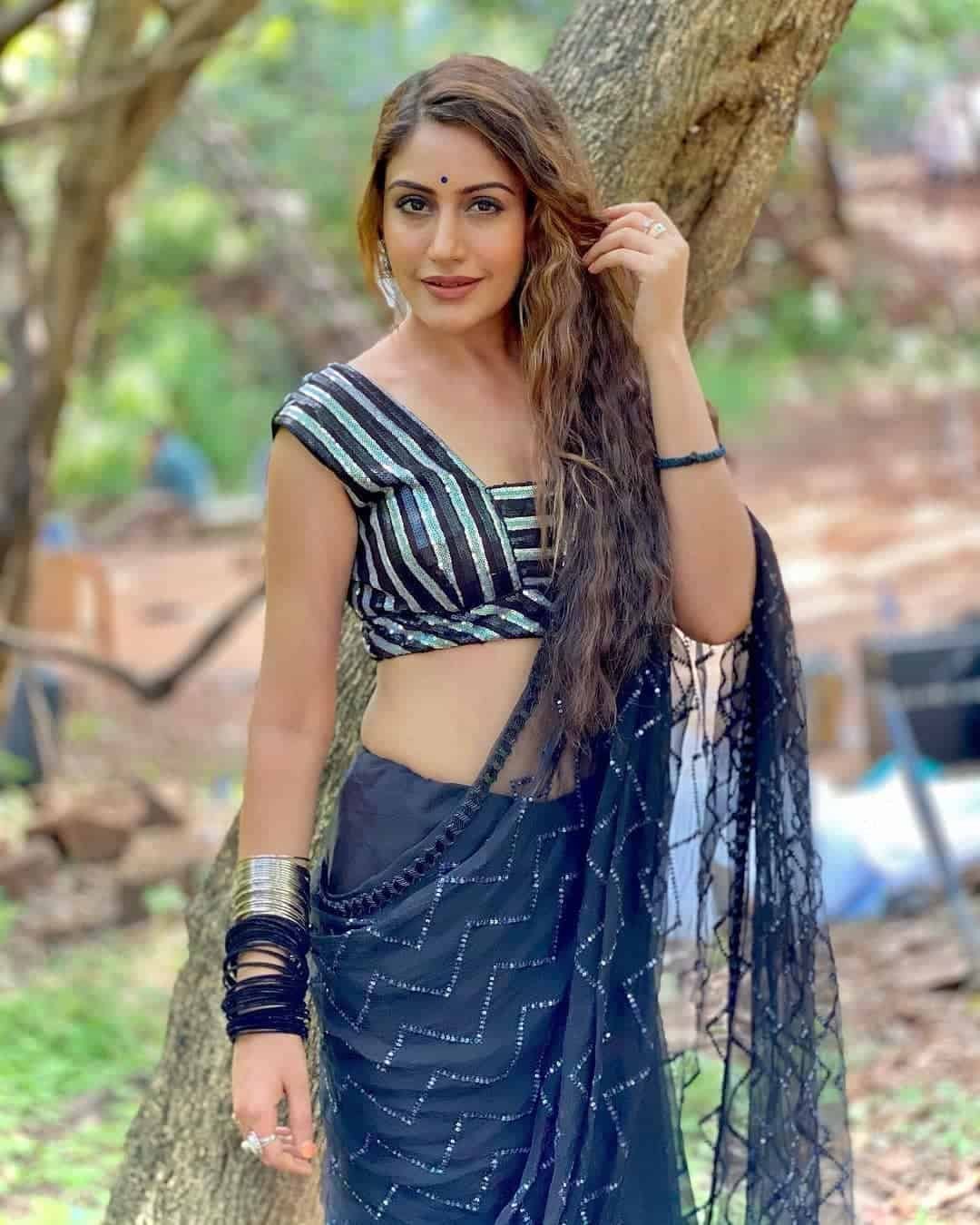 Saree Poses Images