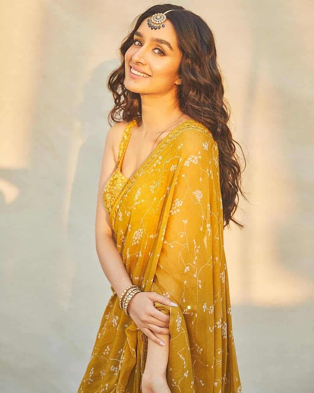 Saree Poses Pics