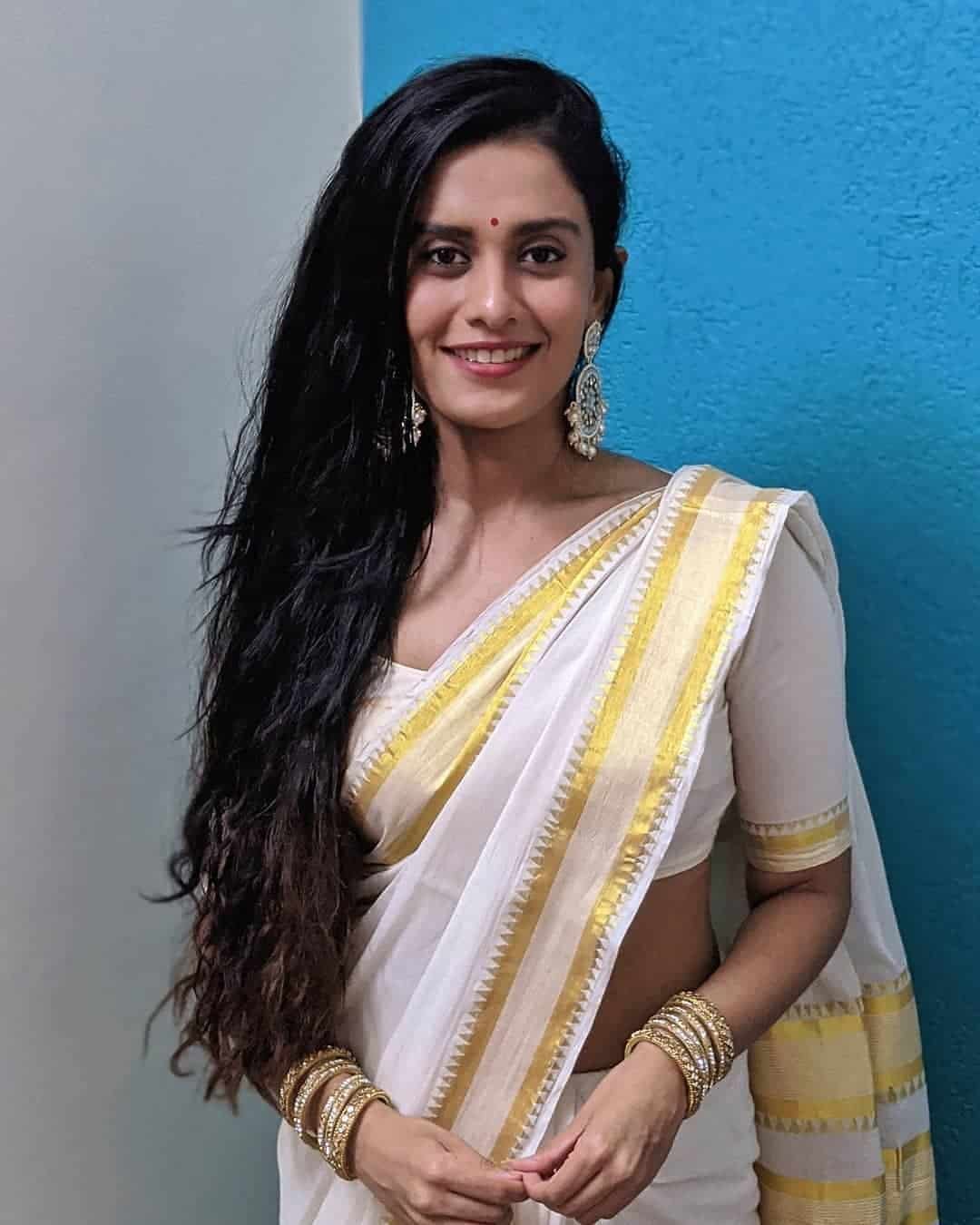Saree Poses Wallpaper