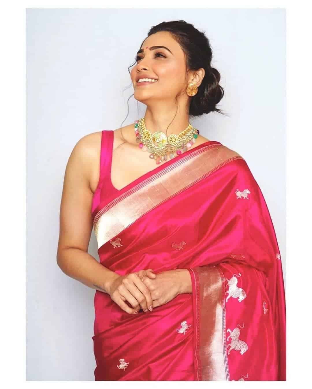 Saree Poses Wallpaper