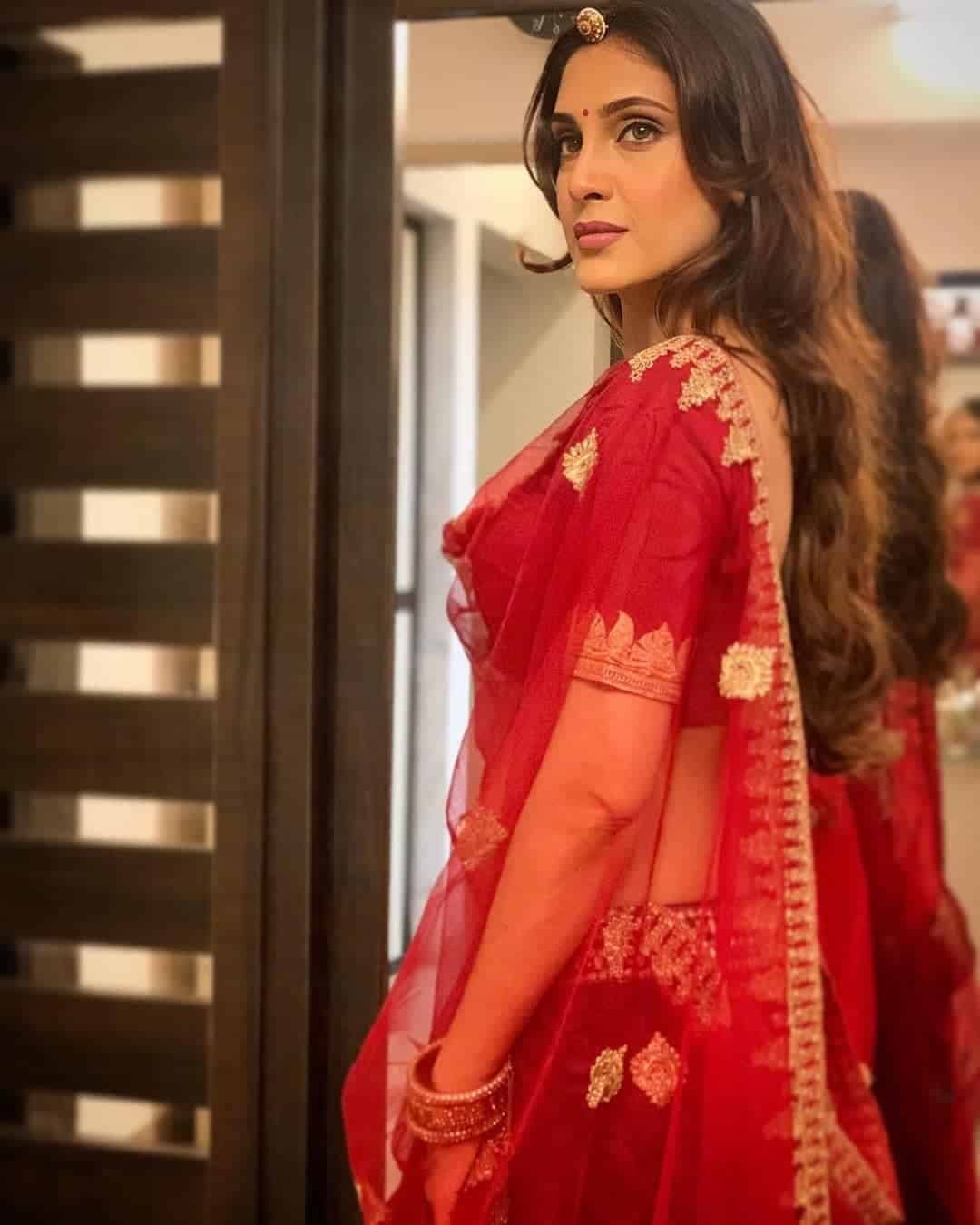 Saree Poses Wallpaper