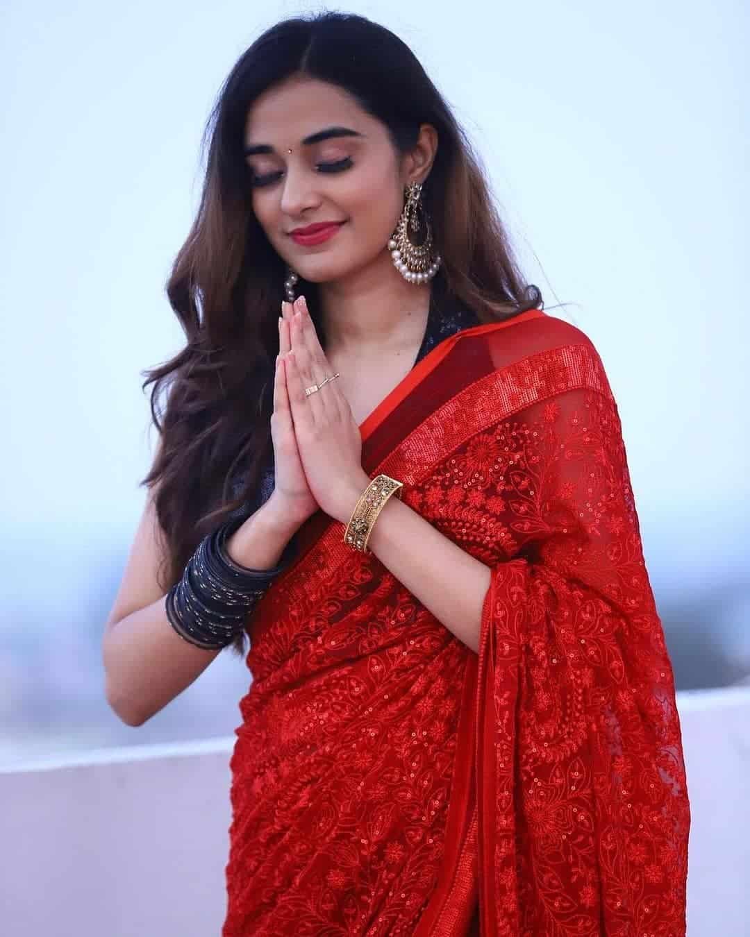 Saree Poses Wallpaper