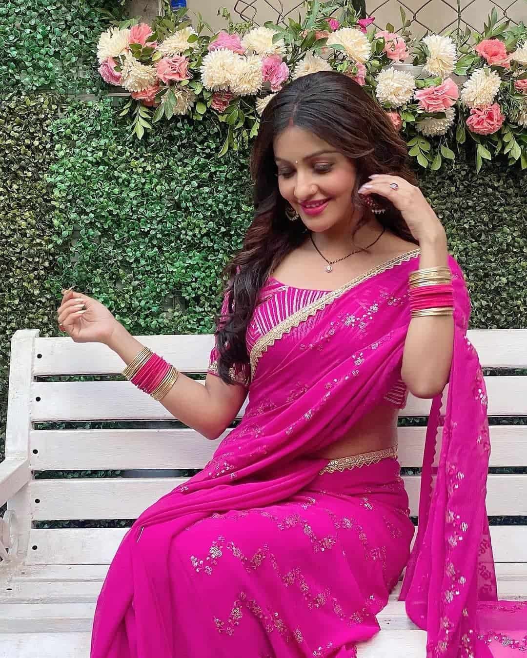 Saree Poses Wallpaper