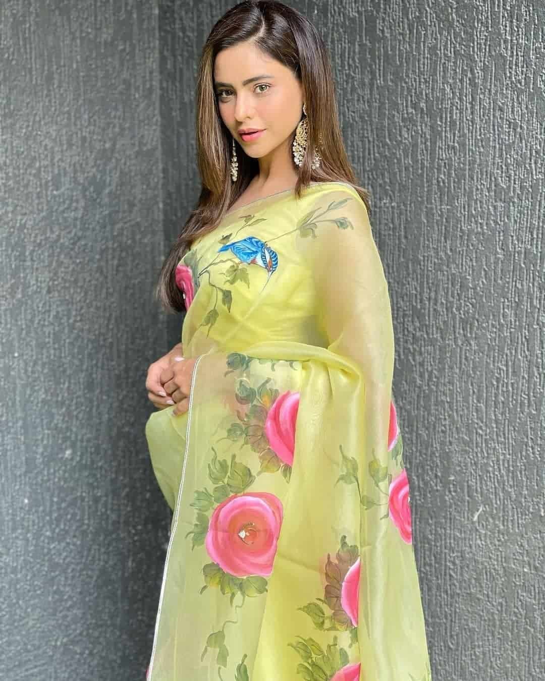 Saree Poses Wallpaper