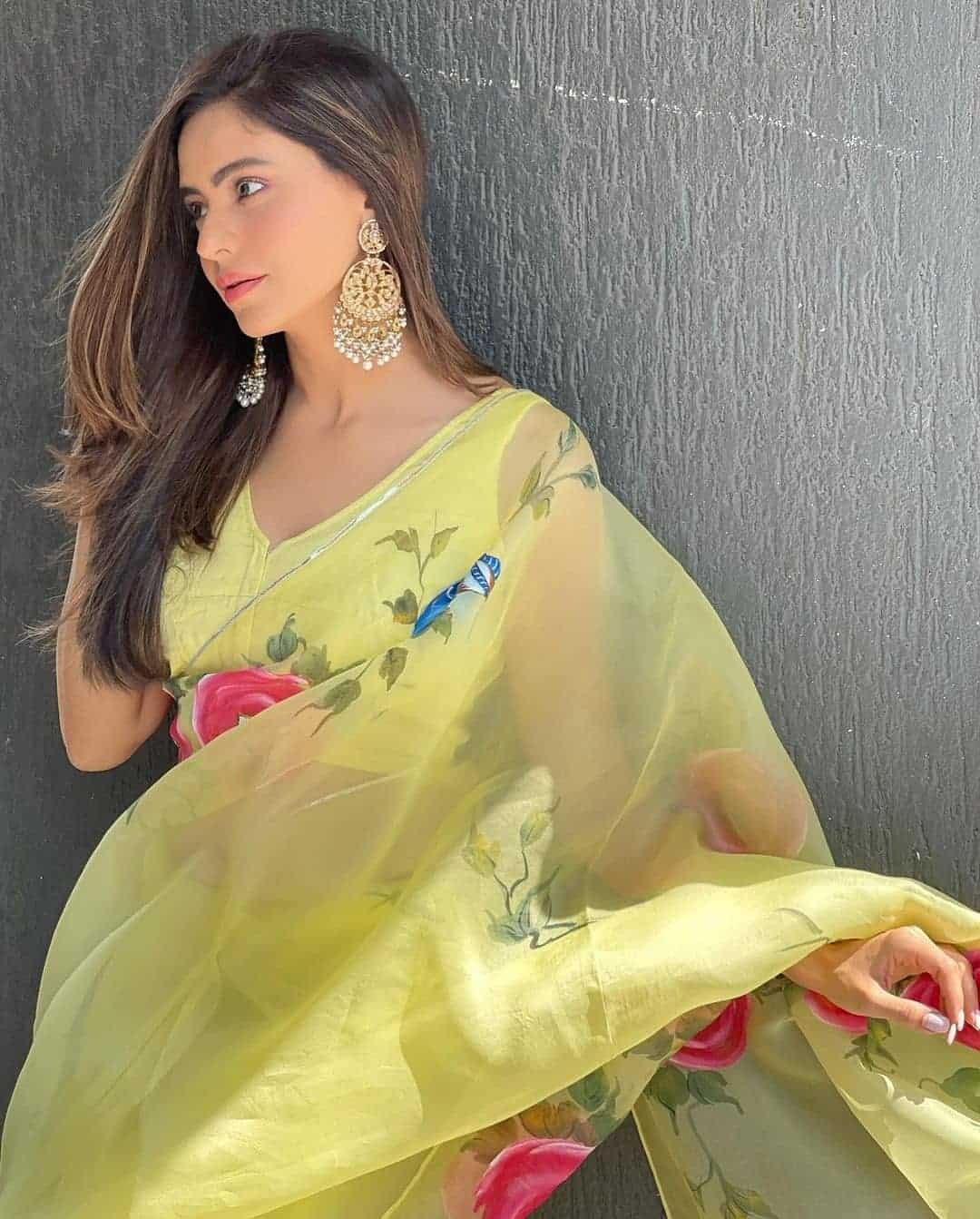 Saree Poses Wallpaper