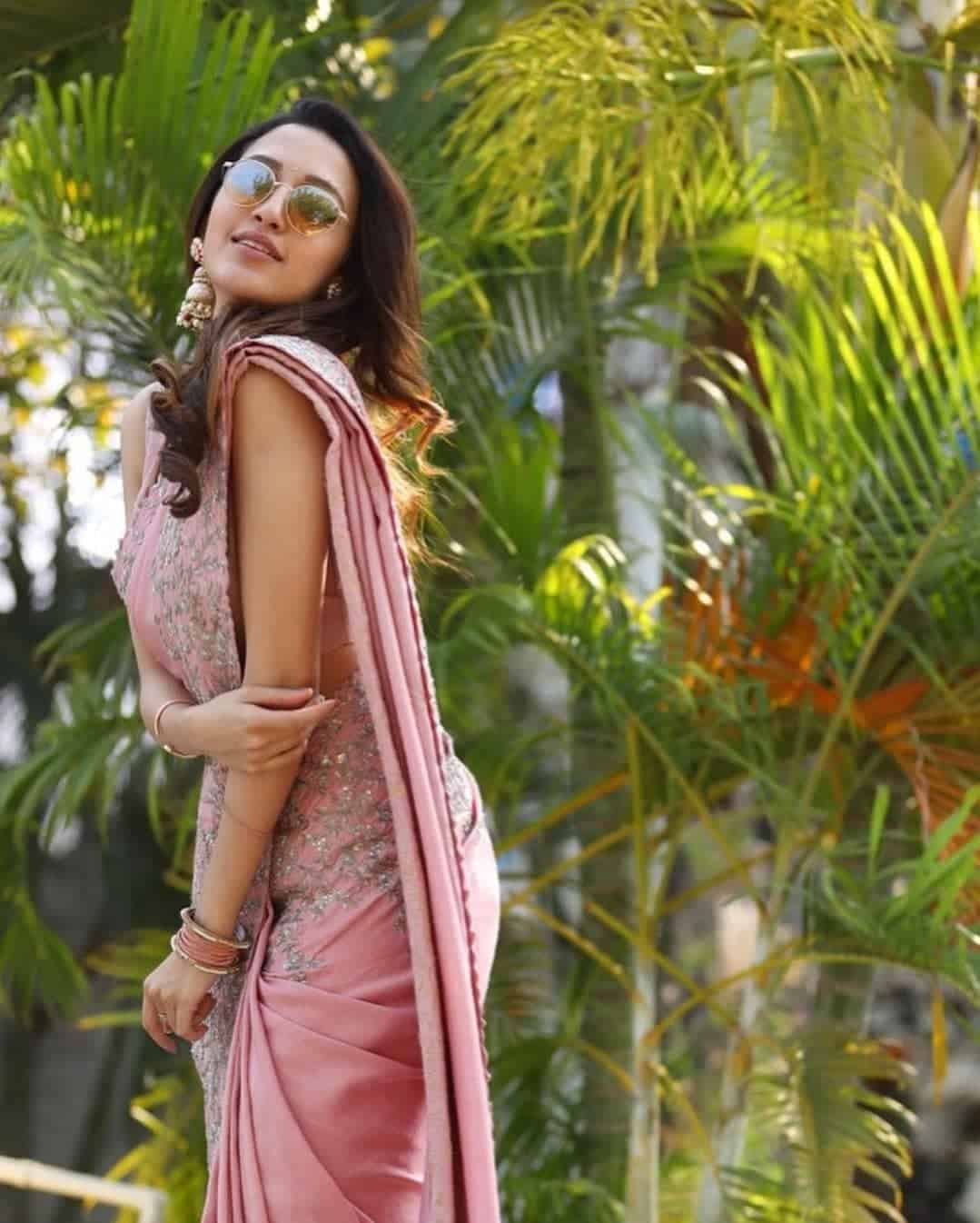 Saree Poses Wallpaper
